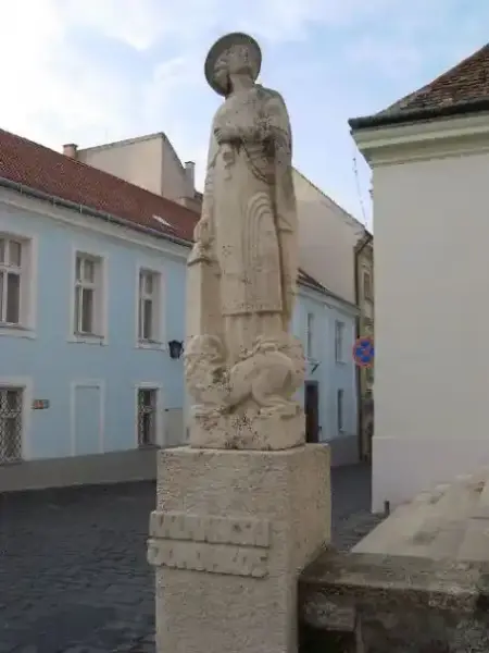 Kálmáncsehi Domonkos szobra, Székesfehérvár