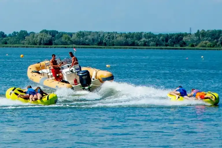 Tisza-tó Strand, Abádszalók