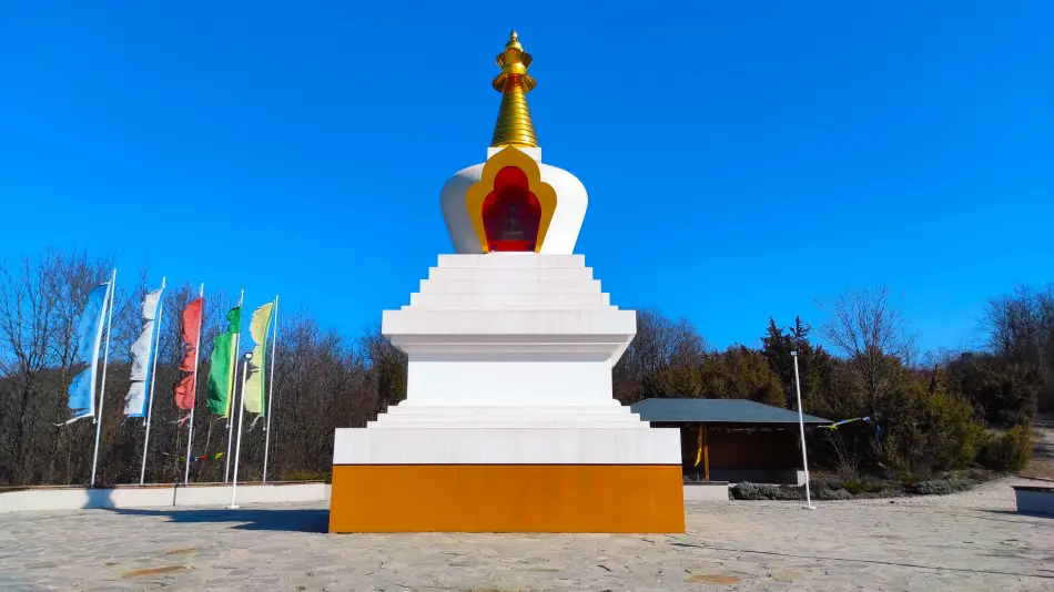 Megvilágosodás-sztúpa, Becske