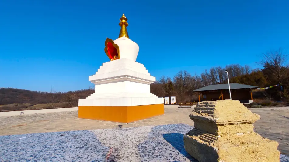 Megvilágosodás-sztúpa, Becske