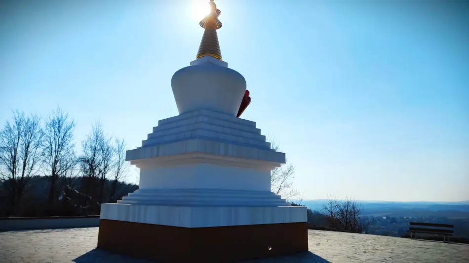 Megvilágosodás-sztúpa, Becske