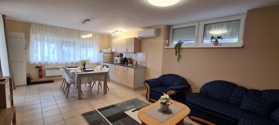 Fügefa Apartman, Balatonalmádi