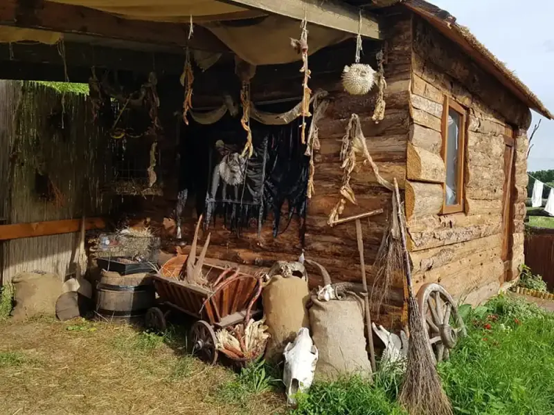 Középkori falu és állatsimogató, Ipolydamásd