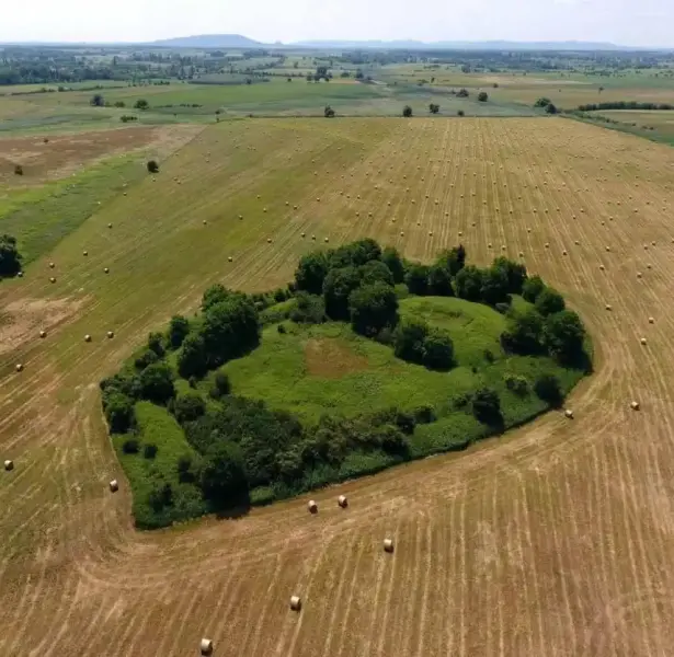 Várhely, Karakó