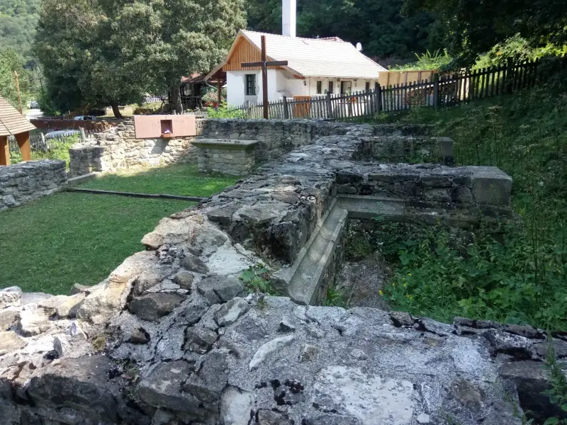 Szent Kereszt pálos templomrom, Kesztölc