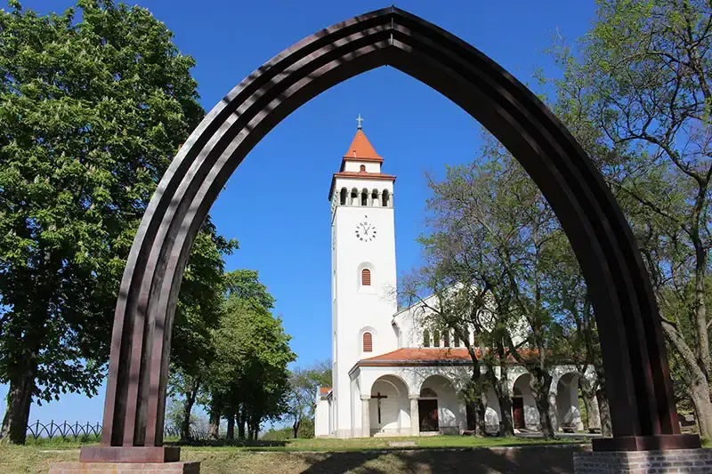 Szent Vér bazilika, Báta