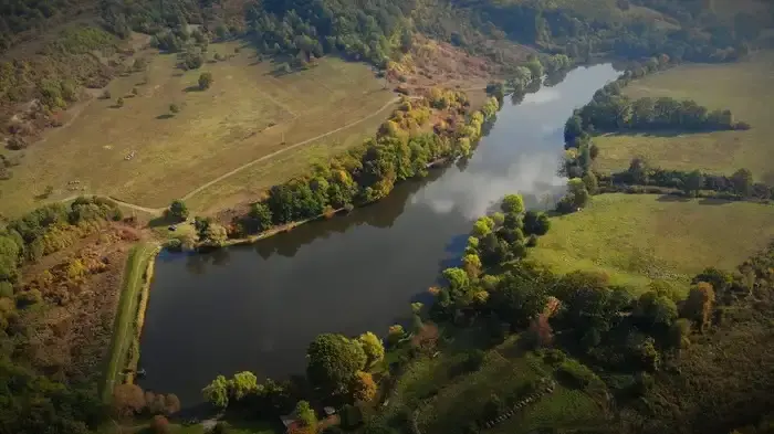 Sikondai Tavak, Komló