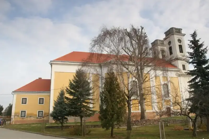 Római katolikus templom, Kisbér