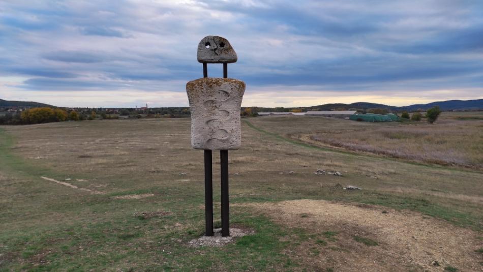 Emberi komédia szoborcsoport, Kővágóörs