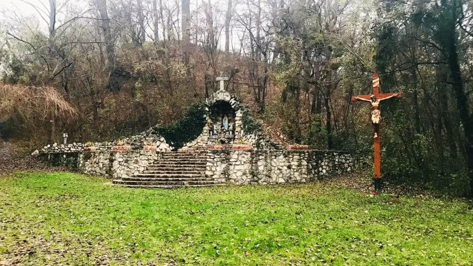 Lourdes-i barlang, Bajót