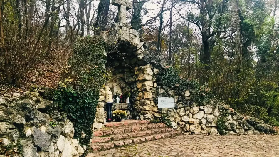 Lourdes-i barlang, Bajót