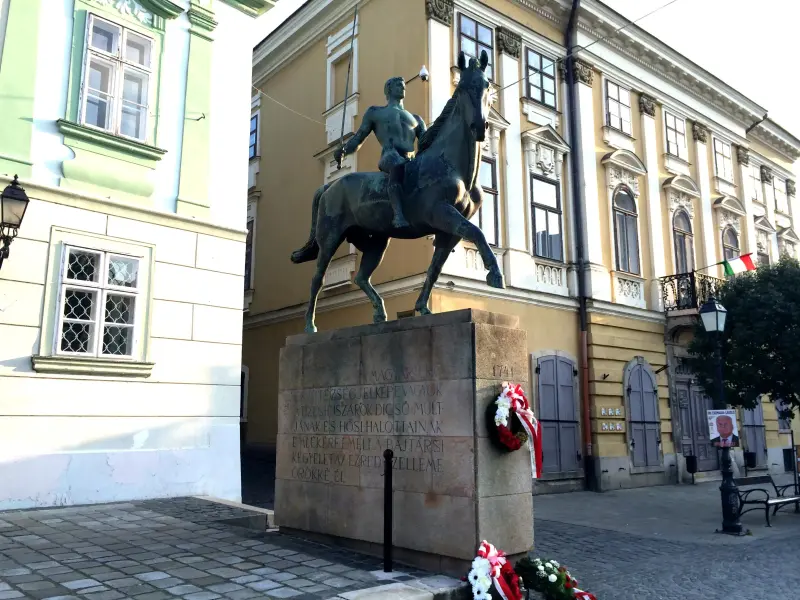 Tizes huszárok szobra, Székesfehérvár