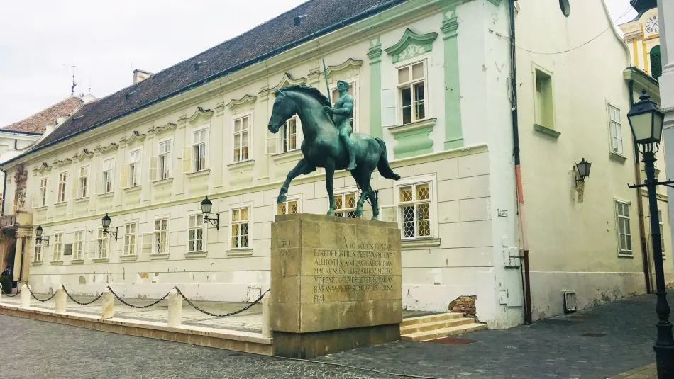 Tizes huszárok szobra, Székesfehérvár