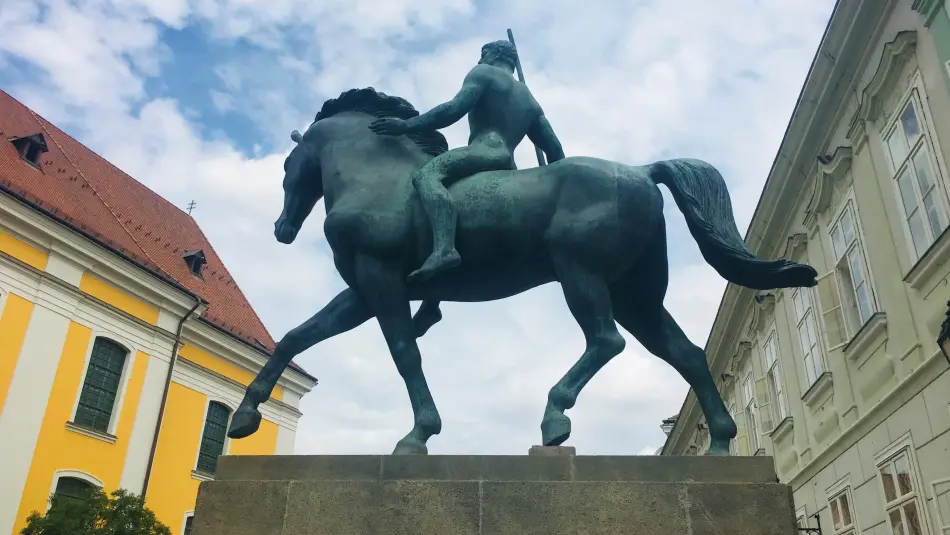 Tizes huszárok szobra, Székesfehérvár