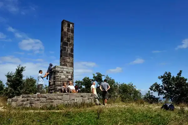 Vörös-kő, Tahitótfalu