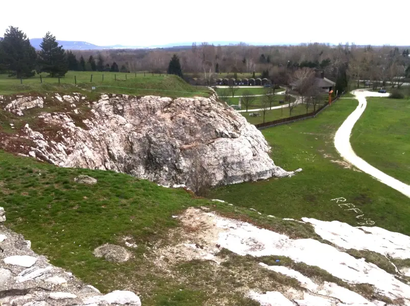 Természetvédelmi Terület és Geológiai Múzeum, Tata