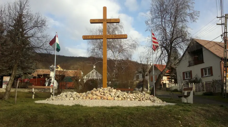 Tordai kettős kereszt, Csókakő