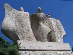 Gara-Nemzetisegek-egyutt-szobor.webp