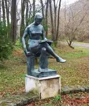 Olvasó nő szobor, Egercsehi