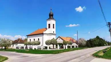 Kirandulastervezo-Lajoskomarom-Reformatus-templom.webp
