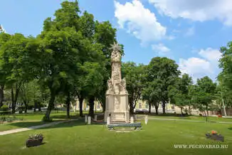 Kirandulastervezo-Pecsvarad-Szentharomsag-szobor.webp