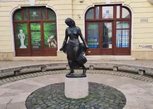 Táncosnő-szobor, Székesfehérvár