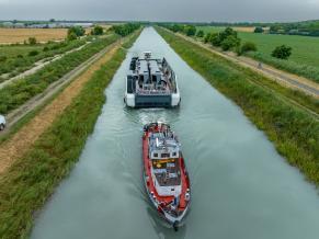 Megérkezett Siófokra az új balatoni hajókat szállító flotta