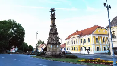 Kirandulastervezo Bonyhad Szentharomsag Szobor 1