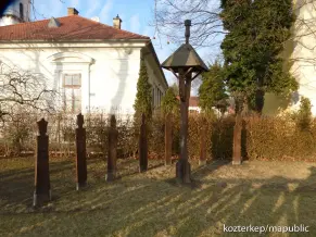 Fa harangláb faragott emberalakokkal, Kunszentmiklós