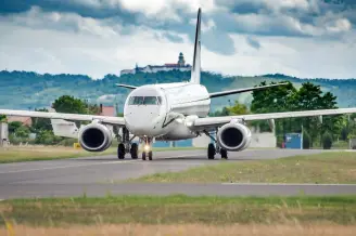 Pér Airport, Pér