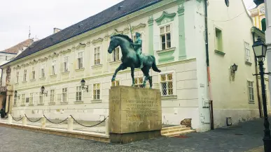 Szekesfehervar Tizes Huszarok Szobra 2