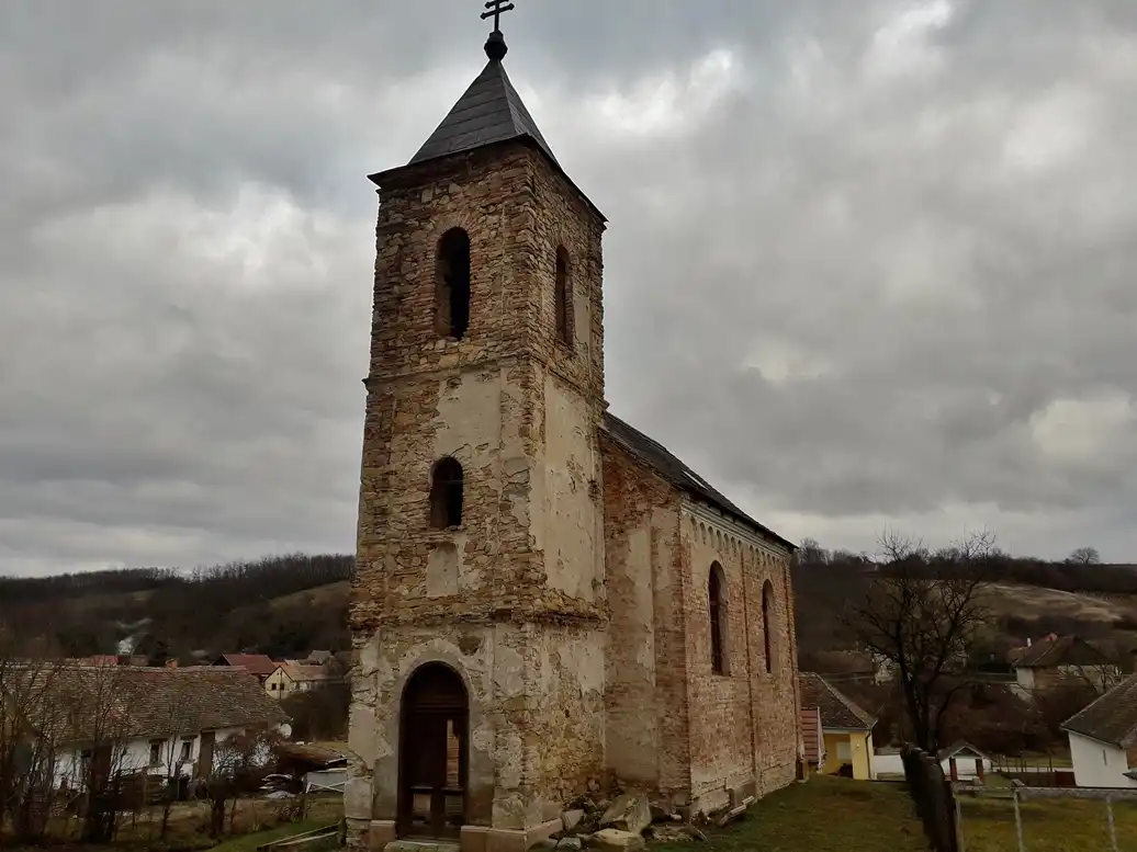 Kirandulastervezo-Erdosmecske-Szerb-templom.webp