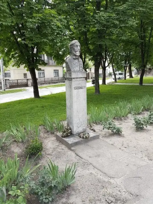 Kirandulastervezo-Pincehely-Vorosmarty-szobor.webp
