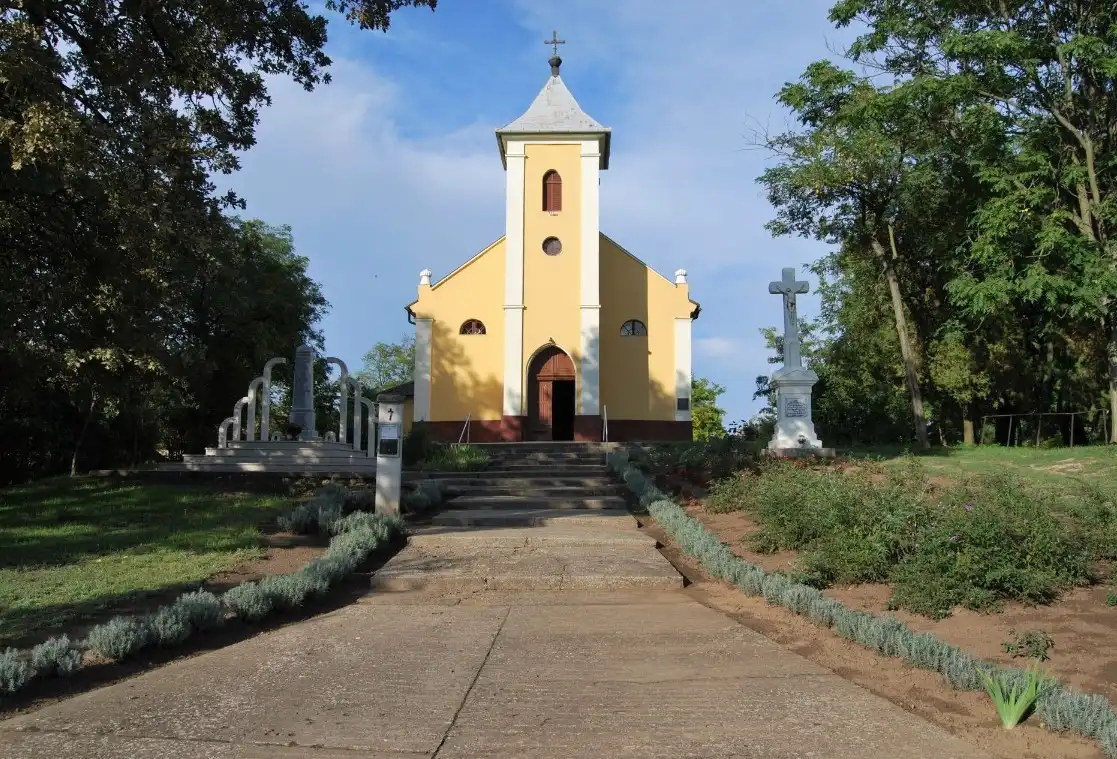 Palmonostora-Katolikus-templom-2.webp