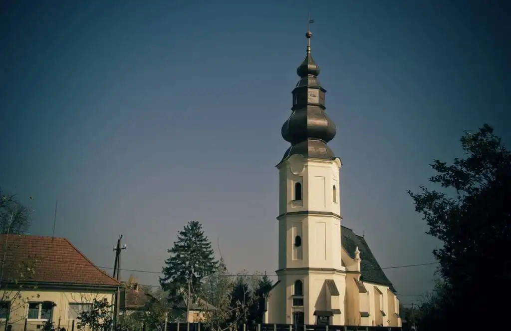 Vamosoroszi-Reformatus-templom-1.webp