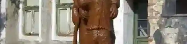 Hazatérőben faszobor