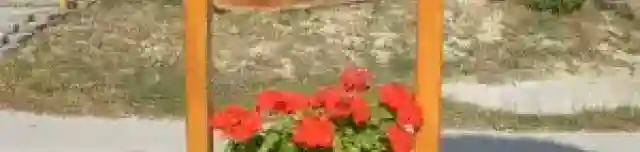 Fából készült utcanév táblák