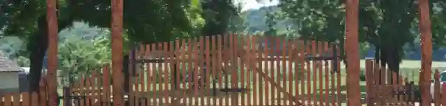 Magyar kapu és a park