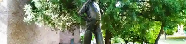 Hüvelyk Matyi szobra