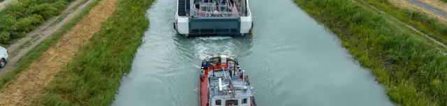 Megérkezett Siófokra az új balatoni hajókat szállító flotta