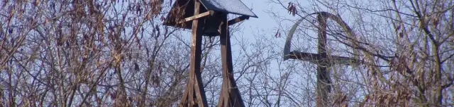 Harangláb és kőkereszt