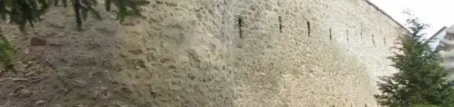 Középkori várfal maradvány