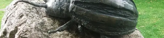 Kolorádó-bogár szobor