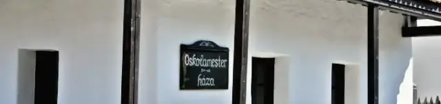 Oskolamester háza