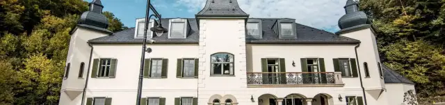 Újhuta Kastélyszálló