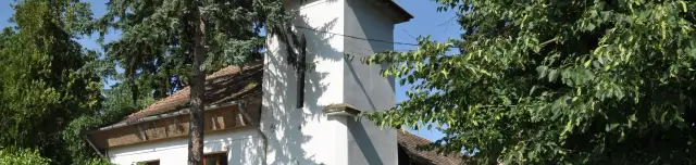 Iskola harangtoronnyal