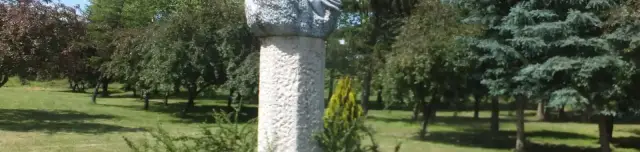 Anya gyermekével szobor