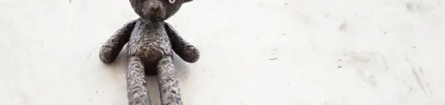 Kolodko Mr. Bean plüssmackója miniszobor