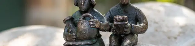 Kolodko Aranka néni és Béla bácsi miniszobor