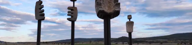 Emberi komédia szoborcsoport